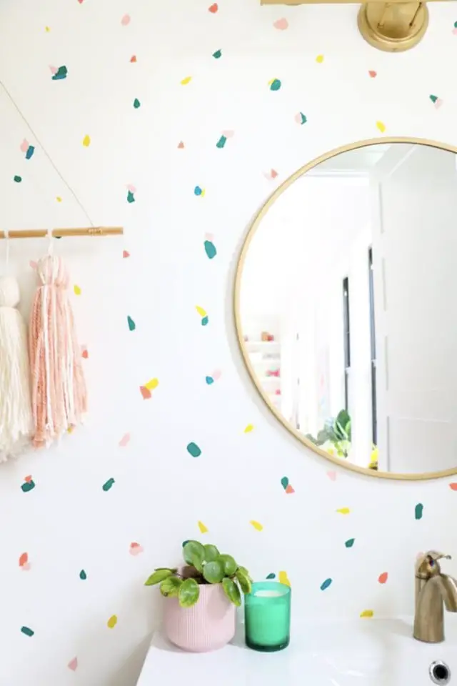 peinture murale originale exemple effet confetti multicolore sur fond blanc couleur pastel et jeune salle de bain miroir rond moderne