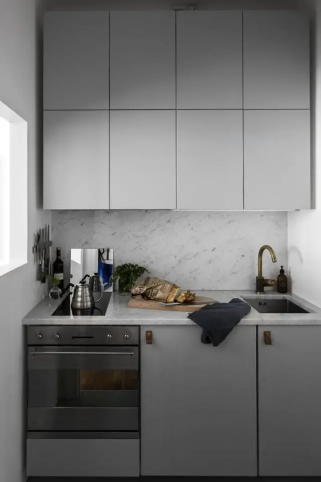 petite cuisine couleur exemple façade gris clair épuré moderne crédence marbre