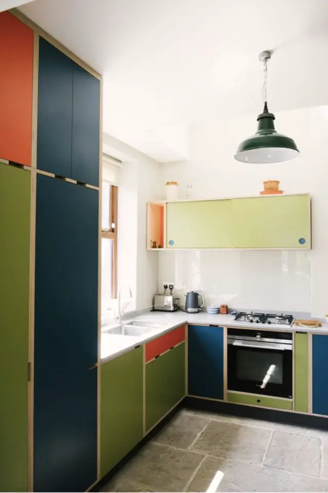 petite cuisine couleur exemple multicolore vert rouge bleu ambiance rétro carrelage blanc