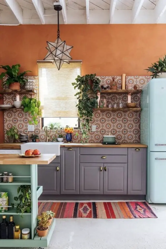 petite cuisine couleur exemple mur terracotta crédence carreaux de ciment et frigo vert amande