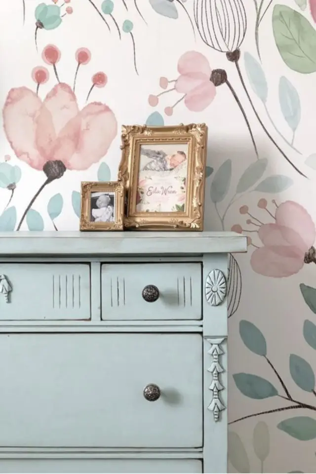 petite piece papier peint exemple chambre enfant floral meuble peinture couleur pastel