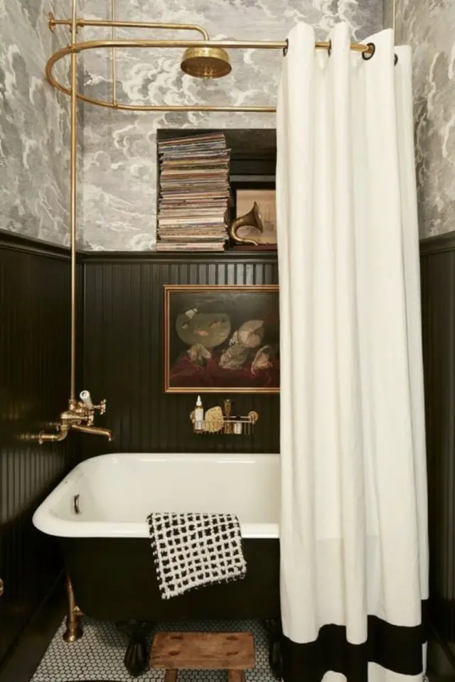 petite piece papier peint exemple soubassement lambris peinture baignoire ancienne rideaux de douche