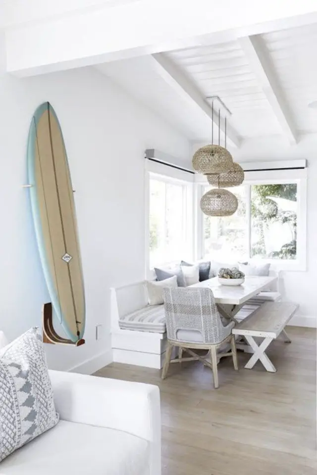 salle a manger style bord de mer exemple banquette planche de surf mur blanc