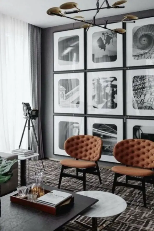salon decoration style masculin exemple peinture sombre disposition cadre en symétrique petit fauteuil capitonné