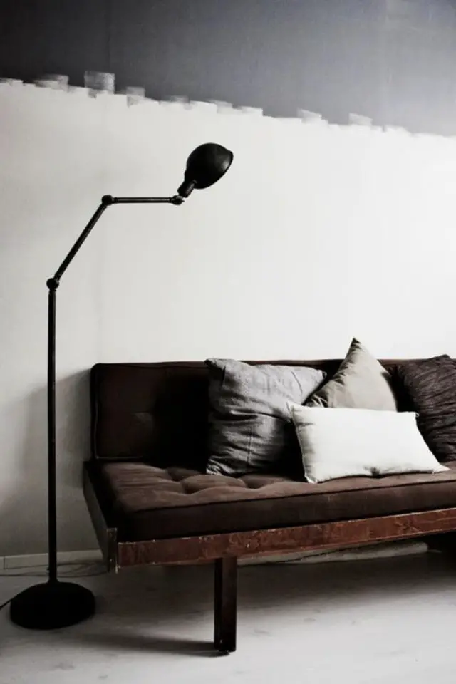 salon decoration style masculin exemple mur peinture effet grunge blanc et gris canapé marron lampadaire type industriel