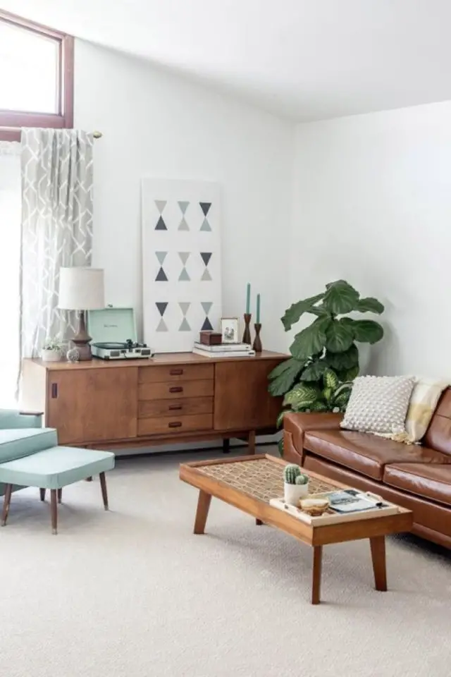 salon sejour vintage exemple salon blanc enfilade mid century modern canapé cuir et fauteuil bleu