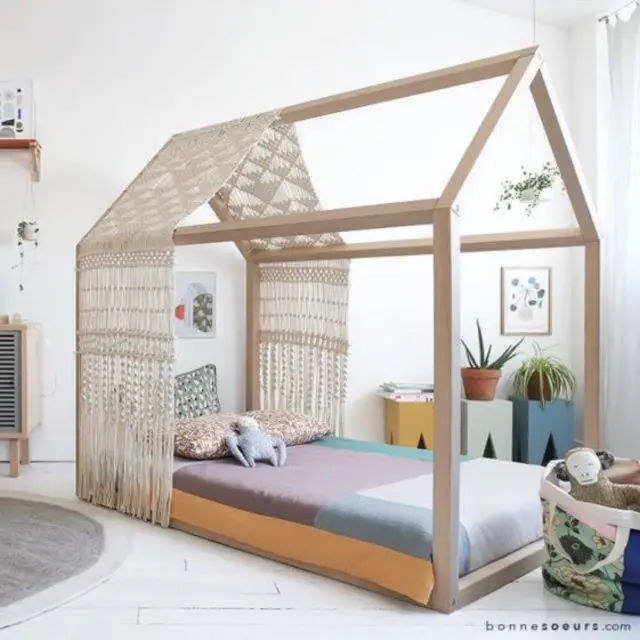 DIY deco lit cabane enfant ambiance bohème bois et macramé poétique tendance stylée