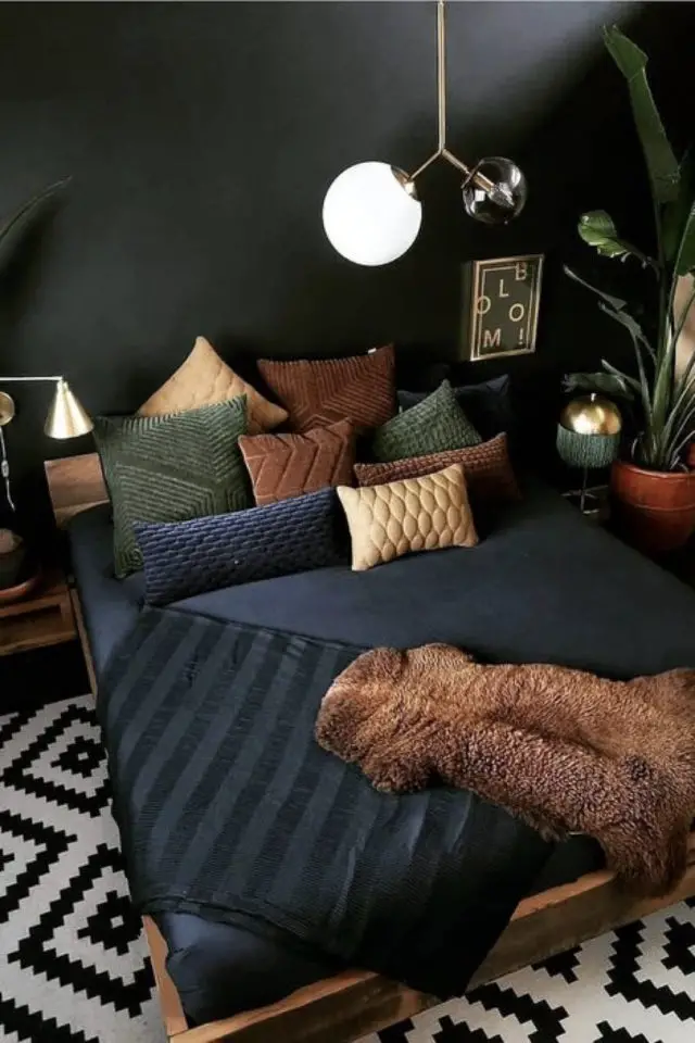 chambre a coucher style masculin exemple mur peinture noir linge de lit sombre vert marron et bleu marine ambiance intime et feutrée