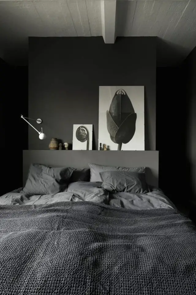 chambre a coucher style masculin exemple peinture grise tête de lit cadre noir et blanc parure de lit gris