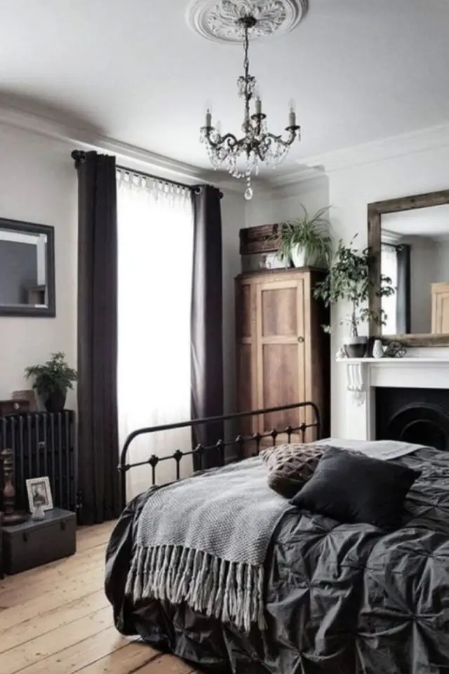 chambre a coucher style masculin exemple couleur dominante blanc avec accessoires sombre rideaux linge de lit armature lit métal noir