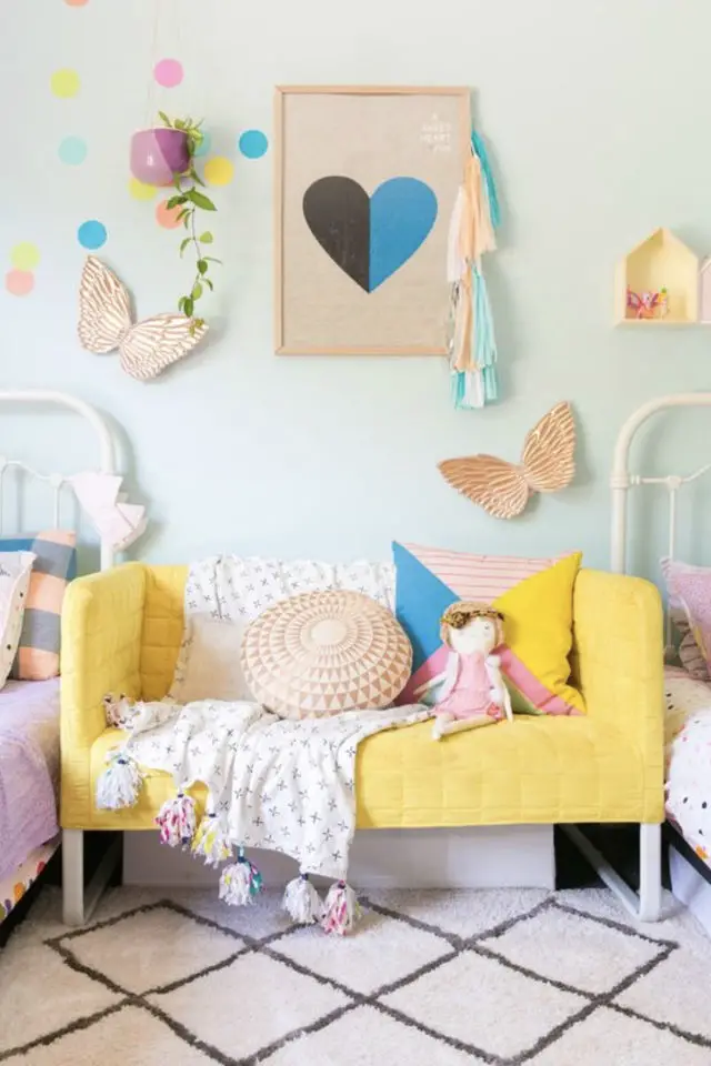 chambre enfant jaune exemple petit canapé coloré ambiance pastel