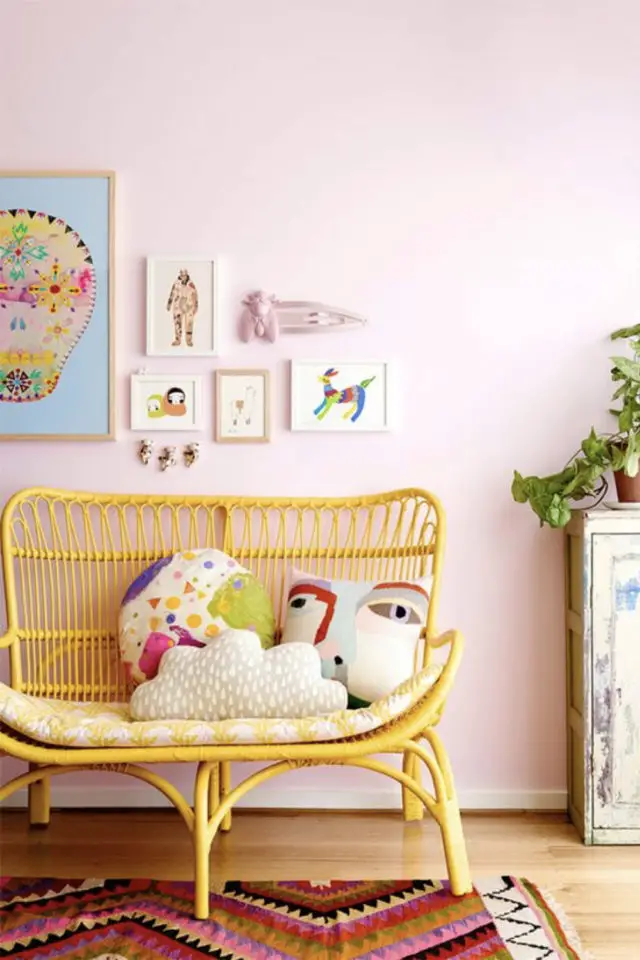 chambre enfant jaune exemple canapé en rotin coloré mur peint en rose pastel douceur