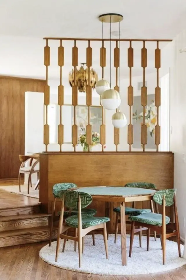 coin repas decoration vintage exemple claustra style mid century en bois chaise et table mcm vert et bois