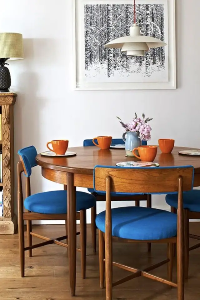 coin repas decoration vintage exemple table ronde chaise bois et tissus bleu électrique