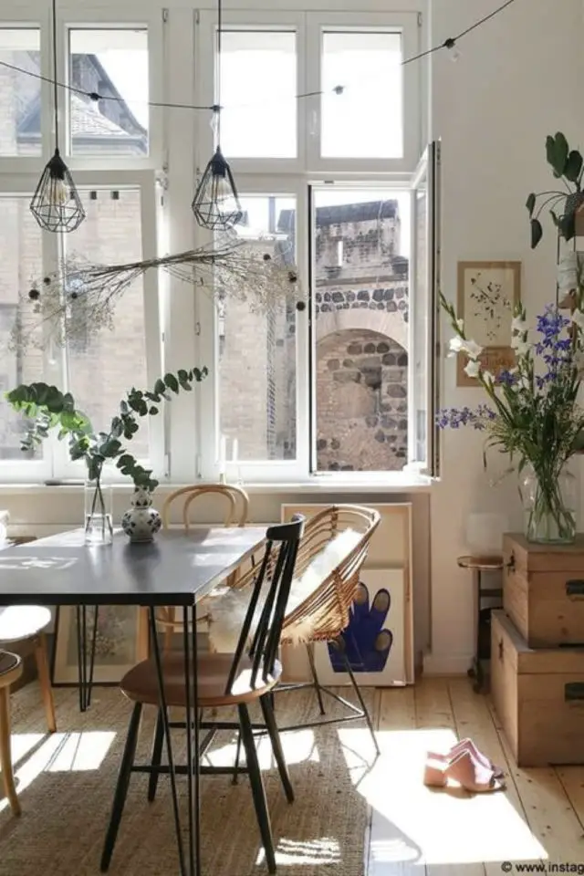 exemple coin repas choix table salon séjour salle à manger rectangulaire chaises dépareillées fenêtre plantes