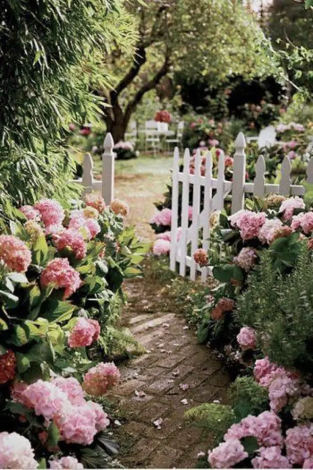 idee  joli jardin fleur rose allée portail blanc bucolique romantique