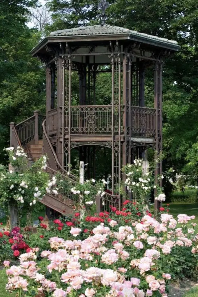 idee  joli jardin fleur rose chalet de jardin sur piloti pergola surélevée