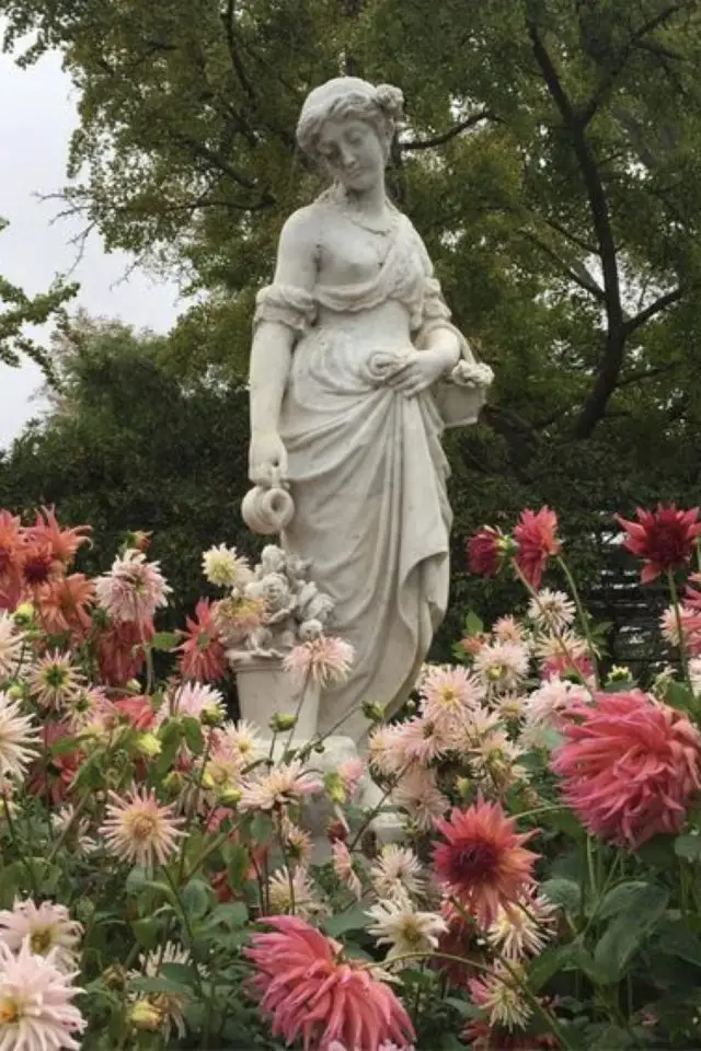 idee  joli jardin fleur rose statue romantisme champêtre