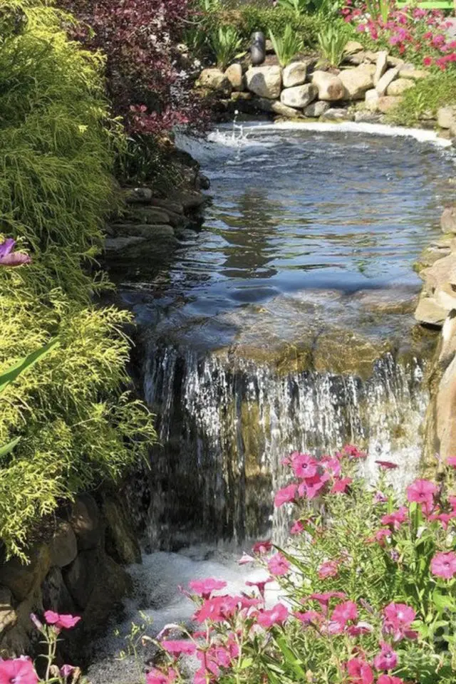 idee  joli jardin fleur rose bassin petite cascade verdoyante