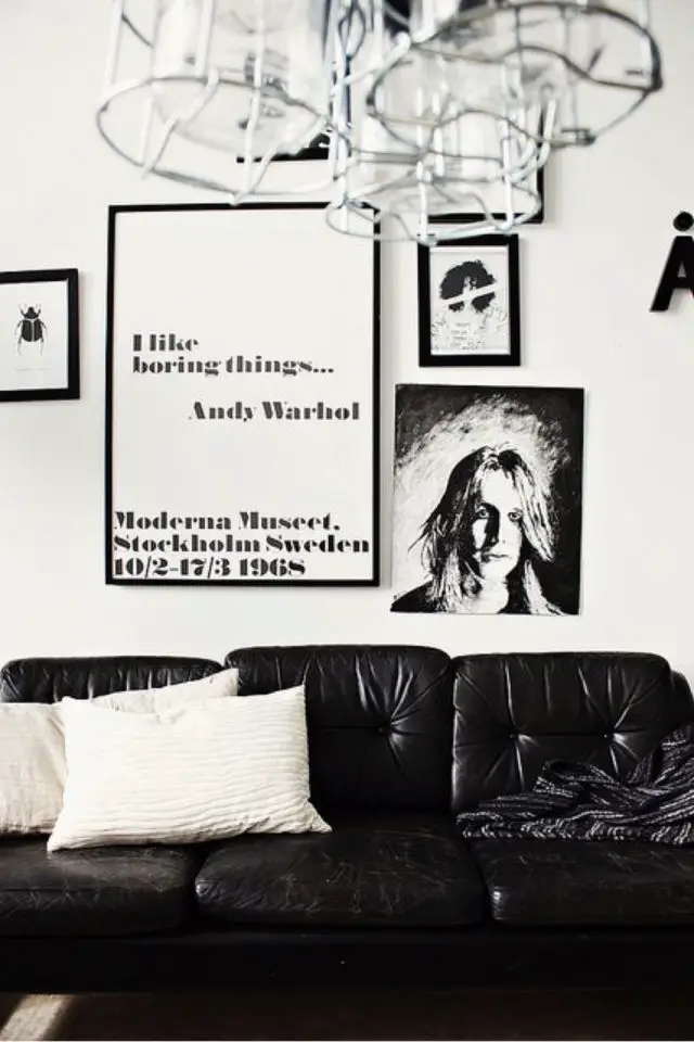 interieur rock decoration murale exemple salon séjour canapé en cuir cadre affiche poster noir et blanc citation photo