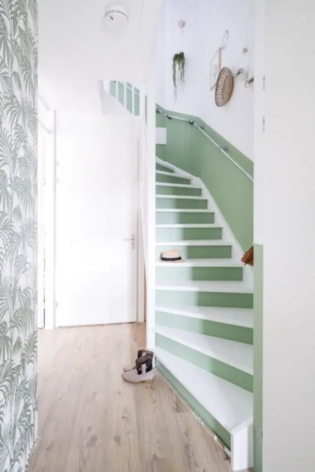 marche escalier peinture exemple contre marche vert blanc céladon