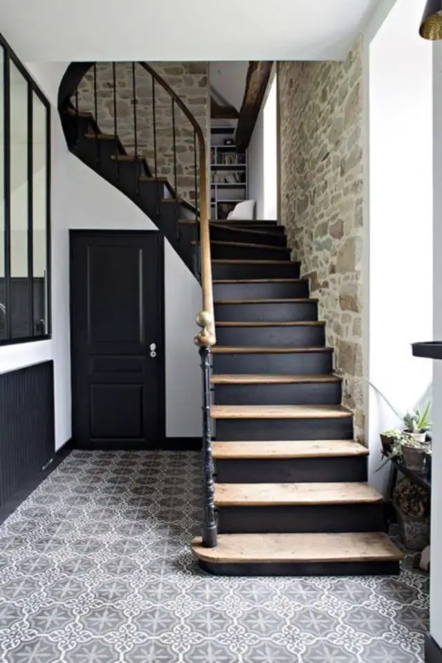 marche escalier peinture exemple élégance classique chic noir et bois contre-marche