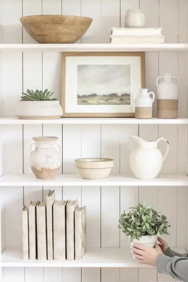 mise en scene deco slow bibliotheque décor facile et chaleureux bois blanc vase cadre jarre livre plante