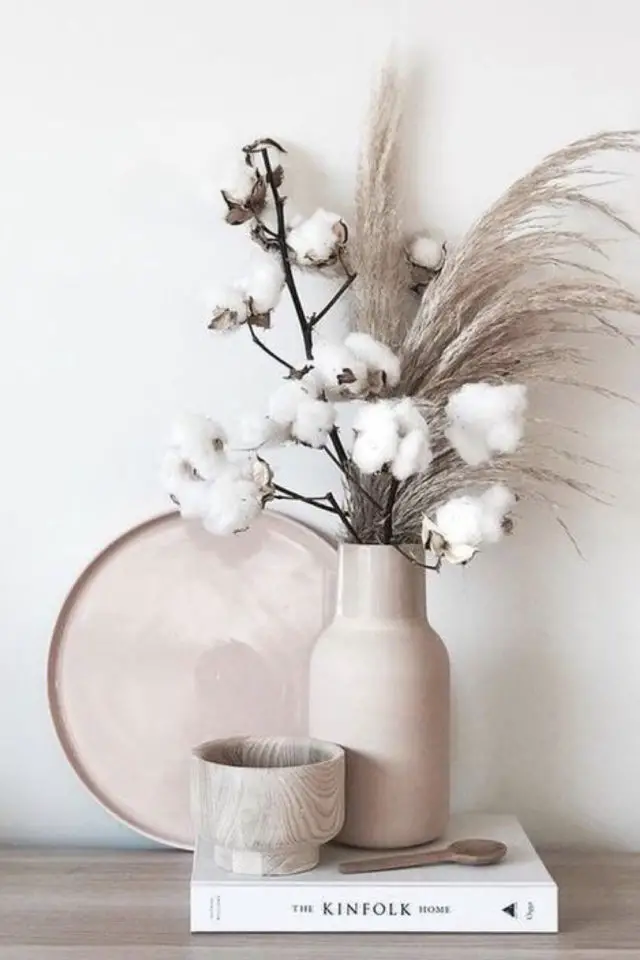 mise en scene facile slow deco exemple plateau en céramique rose vase fleur de coton douceur idée slowliving
