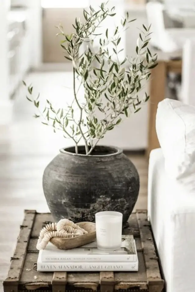 mise en scene slow bout de canapé cache-pot plante bougie simplicité minimalisme épuré