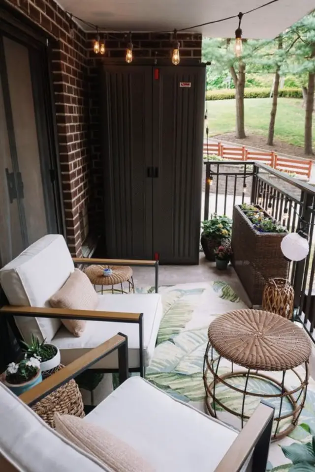 amenagement balcon confort exemple petit balcon cosy fauteuil extérieurs table basse tapis