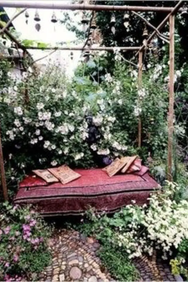 amenagement jardin ete sieste plantes fleur bohème coussin 