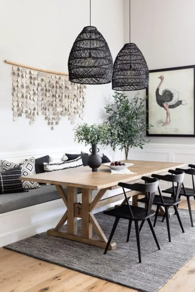 comment choisir table salle a manger familial rectangulaire bois banquette et chaises noire luminaire suspension naturelle