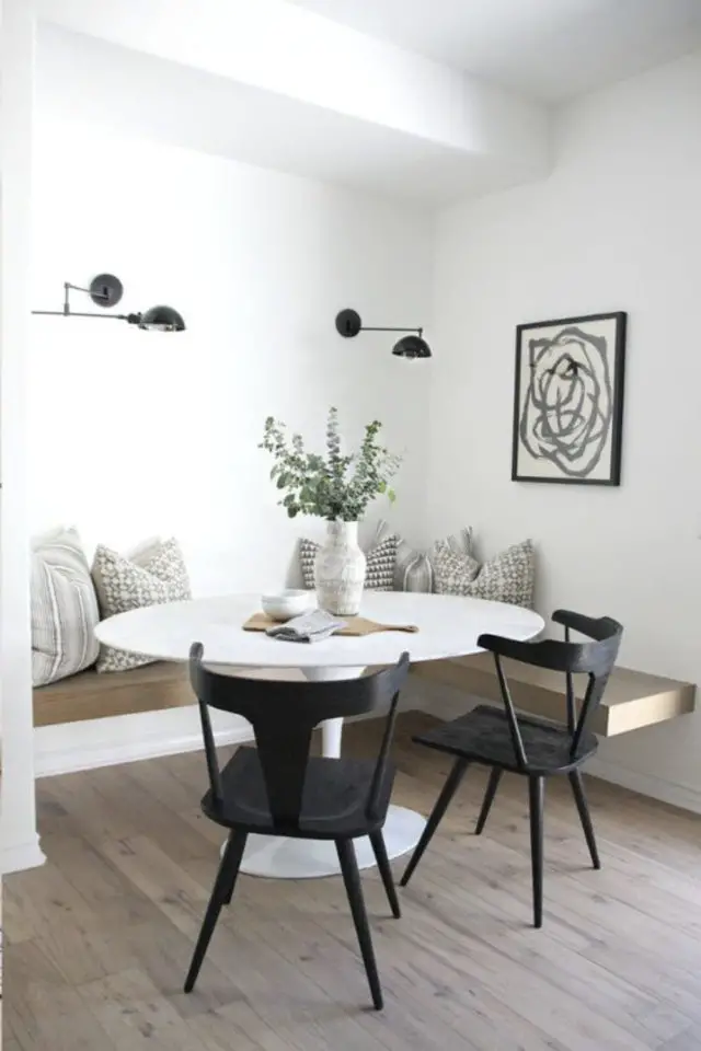 conseil choix table salle a manger ronde blanche avec banquette angle et chaises noires élégante et sobre