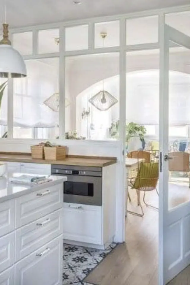 cuisine moderne verriere soubassement exemple lumineux blanc élégant chic séparation salle à manger salon séjour