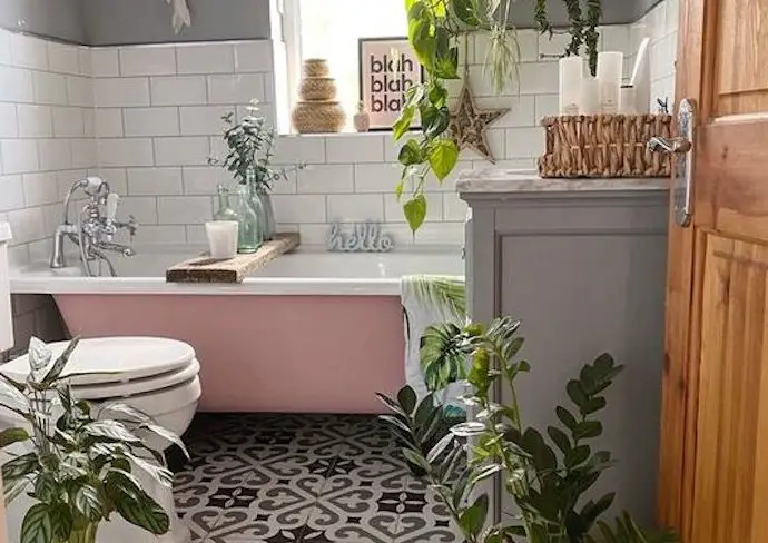 decoration petite salle de bain feminine baignoire rose carreaux de ciment plantes vertes soubassement carrelage blanc