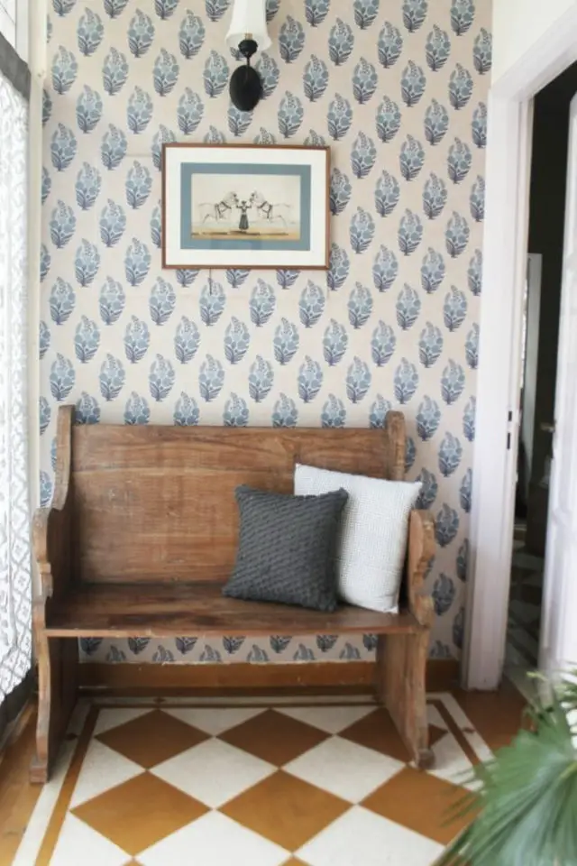 exemple amenagement deco petit logement entrée couloir papier peint motif banc en bois sol carrelage ancien style rétro
