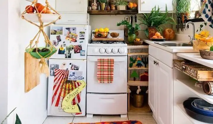 exemple deco petite cuisine location meuble blanc cuisiniere petit frigo tapis coloré
