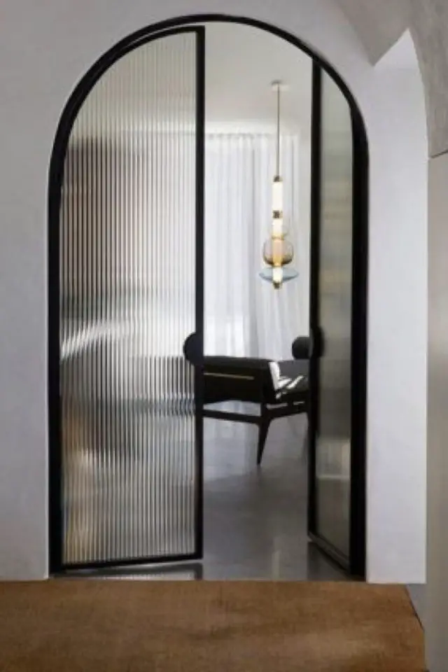 exemple porte vitree elegante arrondie sobre et minimale bâti noir verre opaque filigrane
