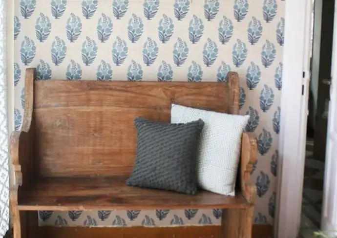 happy small living entree vintage ranch farmhouse banc en bois papier peint bleu et blanc