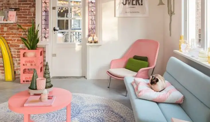 happy small living petit salon pastel blanc charmant moderne