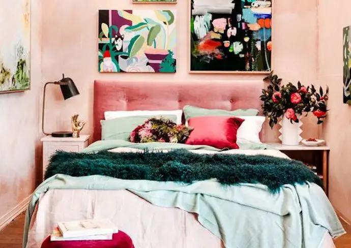 happy small living petite chambre rose élégante féminine moderne adulte