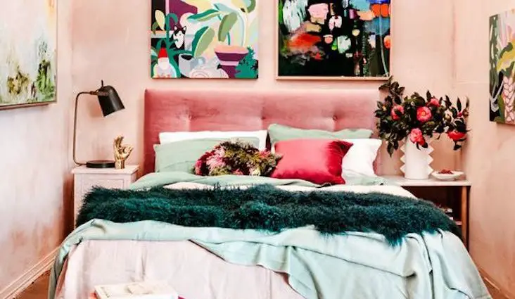happy small living petite chambre rose élégante féminine moderne adulte