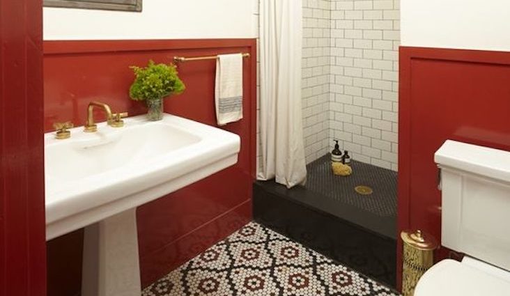 happy small living salle de bain retro classique chic soubassement mosaique douche agencement idée déco petit logement