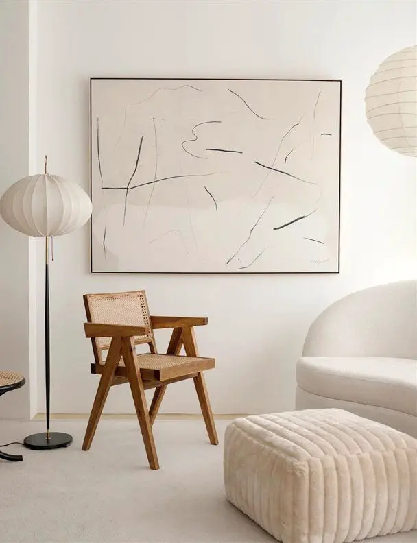 interieur minimaliste chaleureux exemple espace salon couleur écru beige épuré chaise en bois