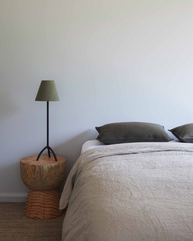 interieur minimaliste chaleureux exemple chambre à coucher épuré bout de canapé table de chevet