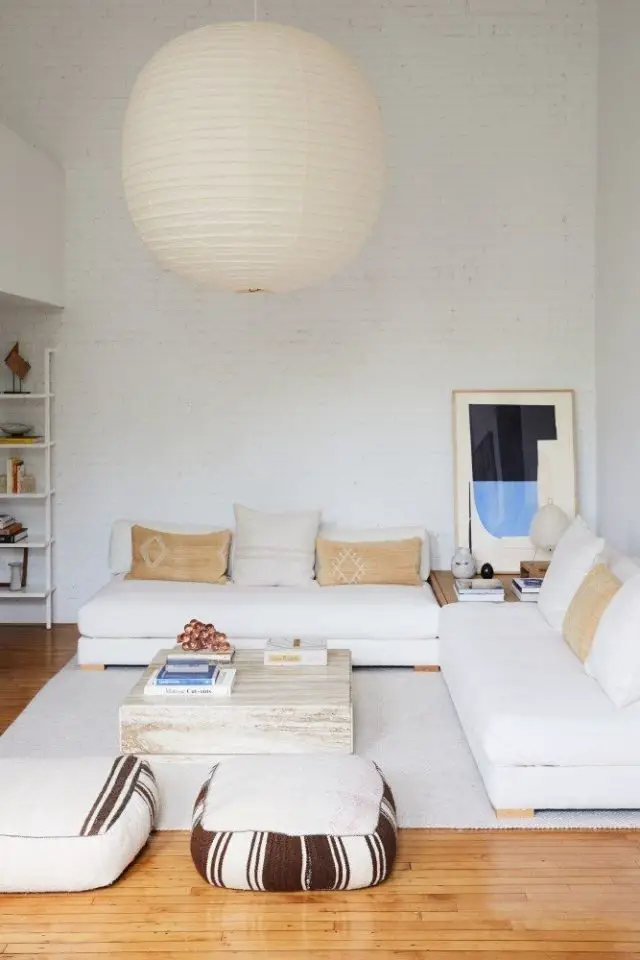 interieur minimaliste chaleureux exemple canapé angle blanc grand salon