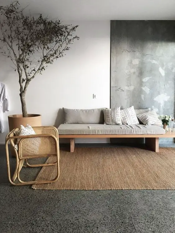 interieur minimaliste chaleureux exemple style japandi salon séjour canapé épuré bois banquette tapis textile naturel