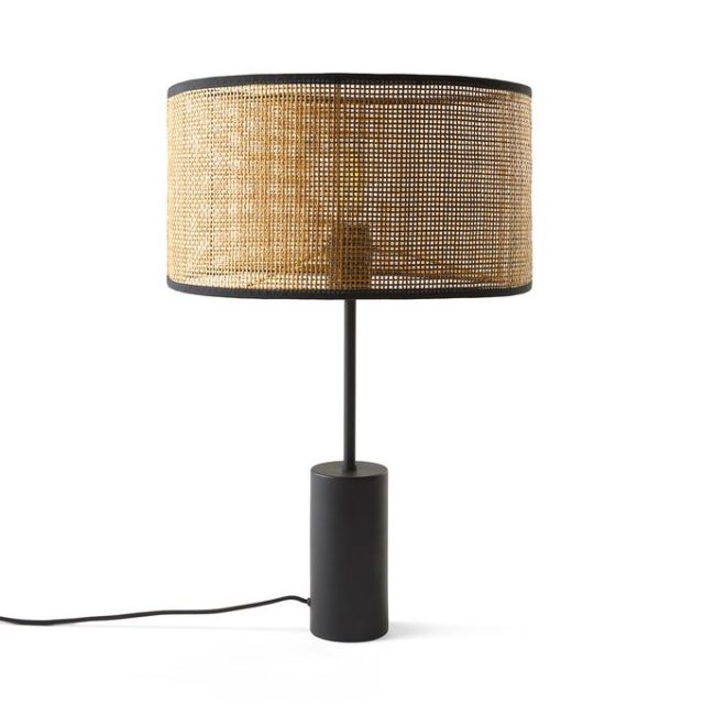 meuble deco minimaliste et chaleureux lampe à poser moderne pied noir avec abat-jour cannage