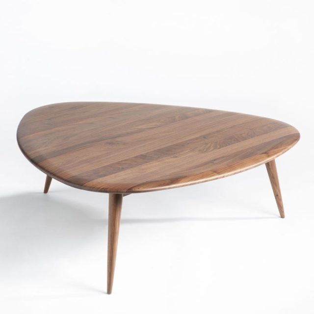 meuble deco minimaliste et chaleureux table basse forme organique bois foncé noyer