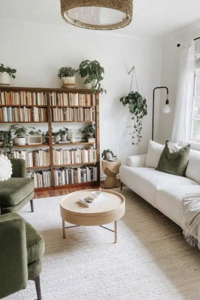 meuble salon style vintage exemple bibliothèque bois salon blanc canapé blanc fauteuil velours vert